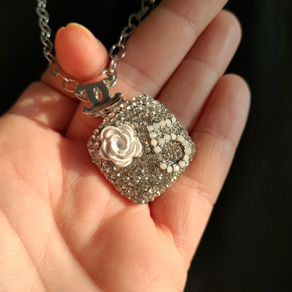 Elegant Cubic Zirconia White Flower Necklace - Picture 4 of 17